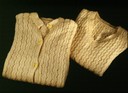 B 7: Objekt / selbstgestrickte Jäckchen B 7: Objekt / selbstgestrickte Jäckchen