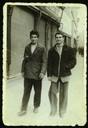 F 3: Foto / postkartengross / hoch / sw / M. mit Freund, 1947 F 3: Foto / postkartengross / hoch / sw / M. mit Freund, 1947