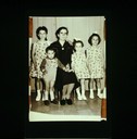 G 9: Foto / postkartengross / hoch / sw / Mutter mit 4 Kindern 