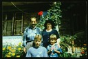 E 1: photo/ postcard size/ landscape/ colour/ family