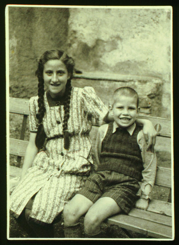 A 14 nouveau: photo / format carte postale / vertical / noir blanc / Edda à Poschiavo avec son frère