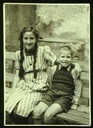A 14 nouveau: photo / format carte postale / vertical / noir blanc / Edda à Poschiavo avec son frère A 14 nouveau: photo / format carte postale / vertical / noir blanc / Edda à Poschiavo avec son frère