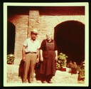 A 27: photo / 9 x 9 cm / vertical / couleur / L. avec sa mère A 27: photo / 9 x 9 cm / vertical / couleur / L. avec sa mère