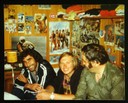 B 18: photo / format carte postale / horizontal / couleur/ Avec des amis B 18: photo / format carte postale / horizontal / couleur/ Avec des amis