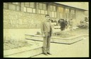 E 2: photo / format carte postale / vertical / couleur / Devant la caserne E 2: photo / format carte postale / vertical / couleur / Devant la caserne