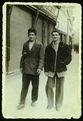 F 3: photo / format carte postale / vertical / noir blanc / M. avec son ami, 1947