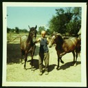 F 7: photo / 8 x 8 cm / vertical / couleur / Le père avec les chevaux F 7: photo / 8 x 8 cm / vertical / couleur / Le père avec les chevaux