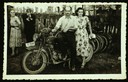 F 10: photo / format carte postale / horizontal / noir blanc / Les parents