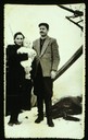 F 14: photo / format carte postale / vertical / noir blanc / Les parents avec Z. F 14: photo / format carte postale / vertical / noir blanc / Les parents avec Z.