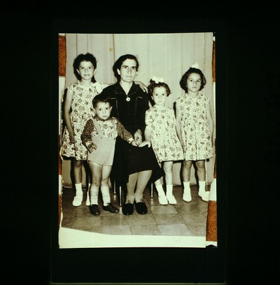 G 9: Photo / format carte postale / vertical / noir blanc / Mère avec ses quatre enfants