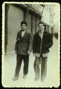 F 3: Foto/ formato cartolina/ verticale/ bn/ M. con un amico, 1947