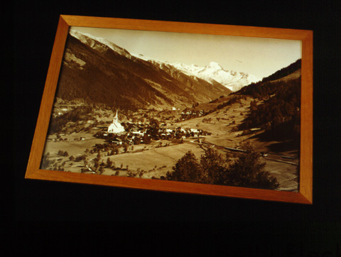 A 7: Objekt/ Foto von 'Ernen' (Herkunftsort von Annelis' Mutter und Grossmutter) mit Rahmen 