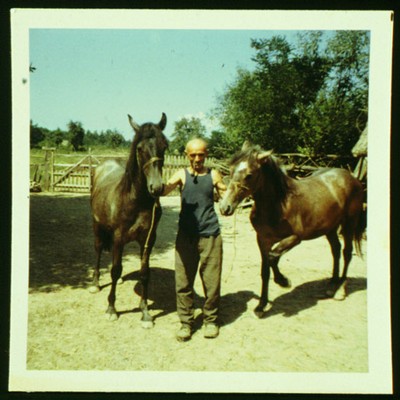 F 7: Foto / 8 x 8 cm / hoch / farbig / Vater mit Pferden 