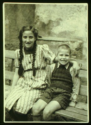 A 14 new: Photo/postcard size/portrait /black and white/ Edda with her brother in Poschiavo