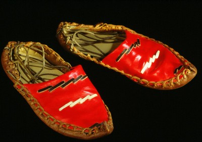 B 5: Object/shoes (folklore)