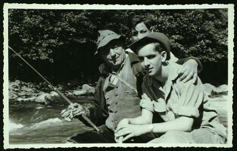 A 1 nouveau: photo / format carte postale / horizontal / noir blanc / A 19 ans avec son grand-père (1954)