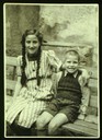 A 14 nouveau: photo / format carte postale / vertical / noir blanc / Edda à Poschiavo avec son frère