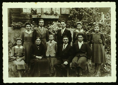 A 17 nouveau: photo / format carte postale / horizontal / noir blanc / Photo de famille