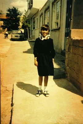 B 9: photo / format carte postale / vertical / couleur / Uniforme scolaire