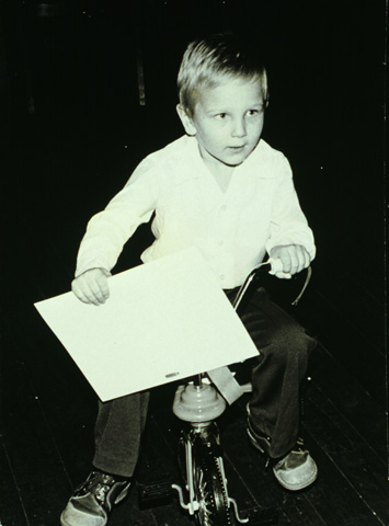 C 15: photo / format carte postale / vertical / noir blanc / Le fils à vélo (1977.IV.10.)